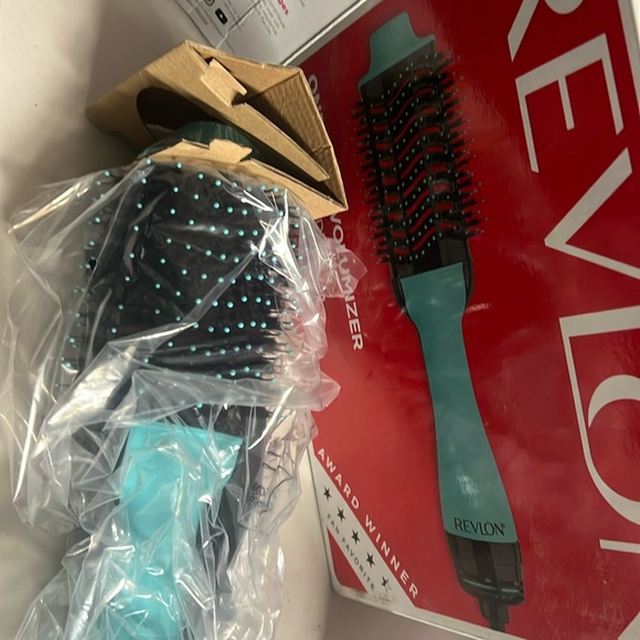 Revlon ‎One-Step Volumizer and Ionic Hair Dryer with Advanced Ionic Technology - Picture 2 of 5